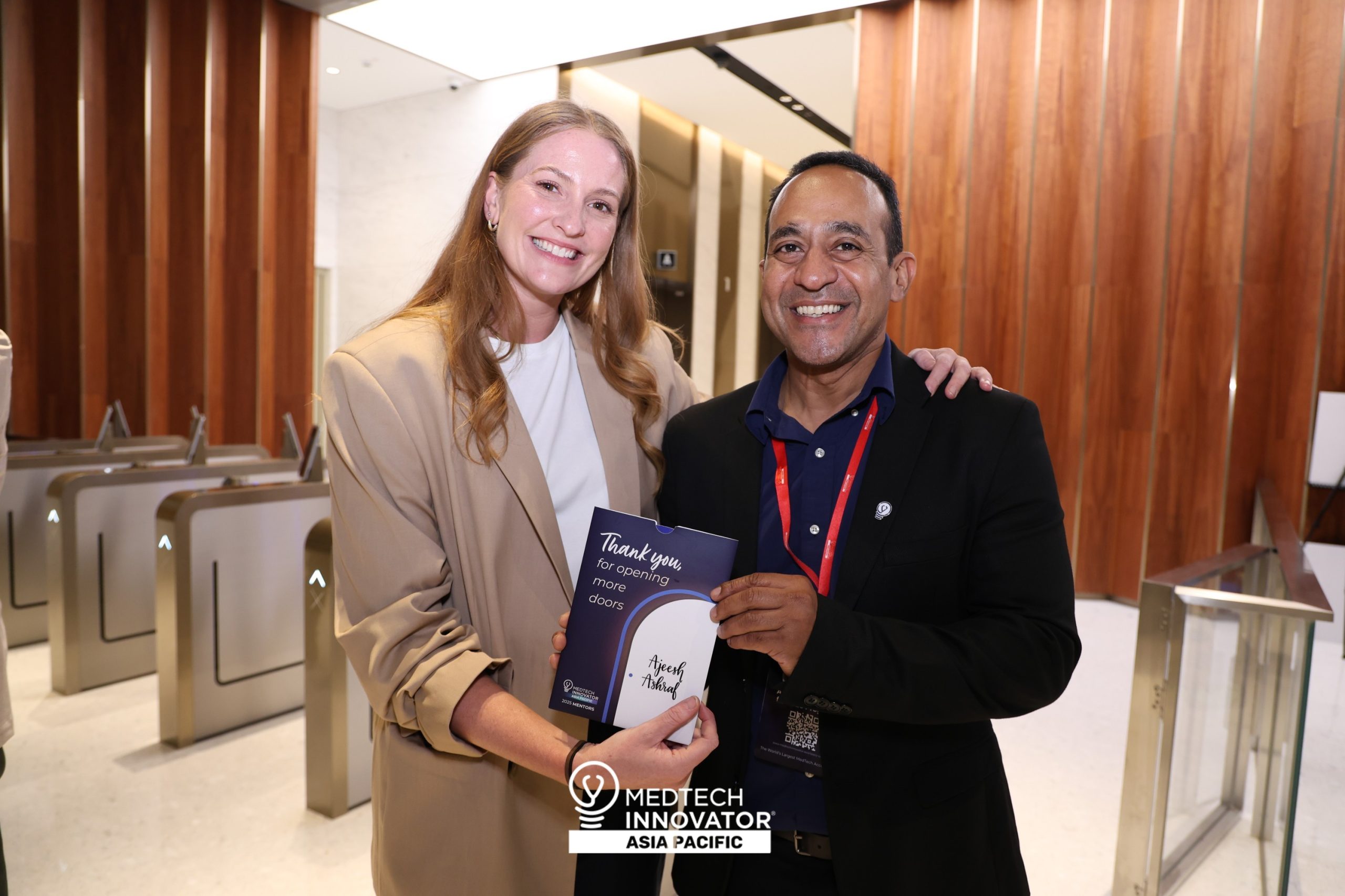 Luka Millar oferind premiul lui Ajeesh Ashraf