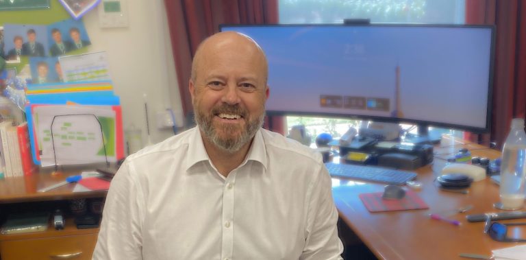 Simon revine la aventură după proteza totală de genunchi