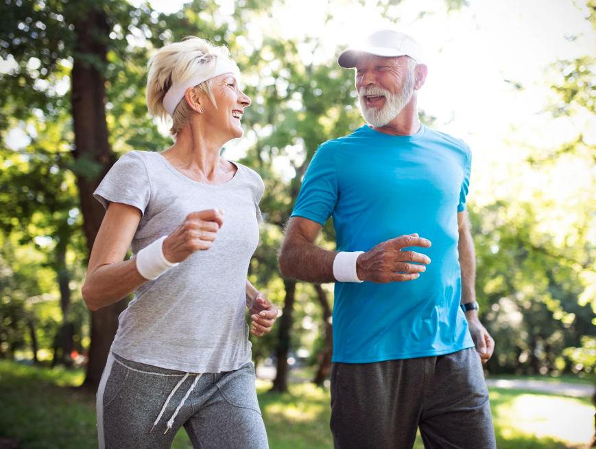 Oameni alergând afară în soare