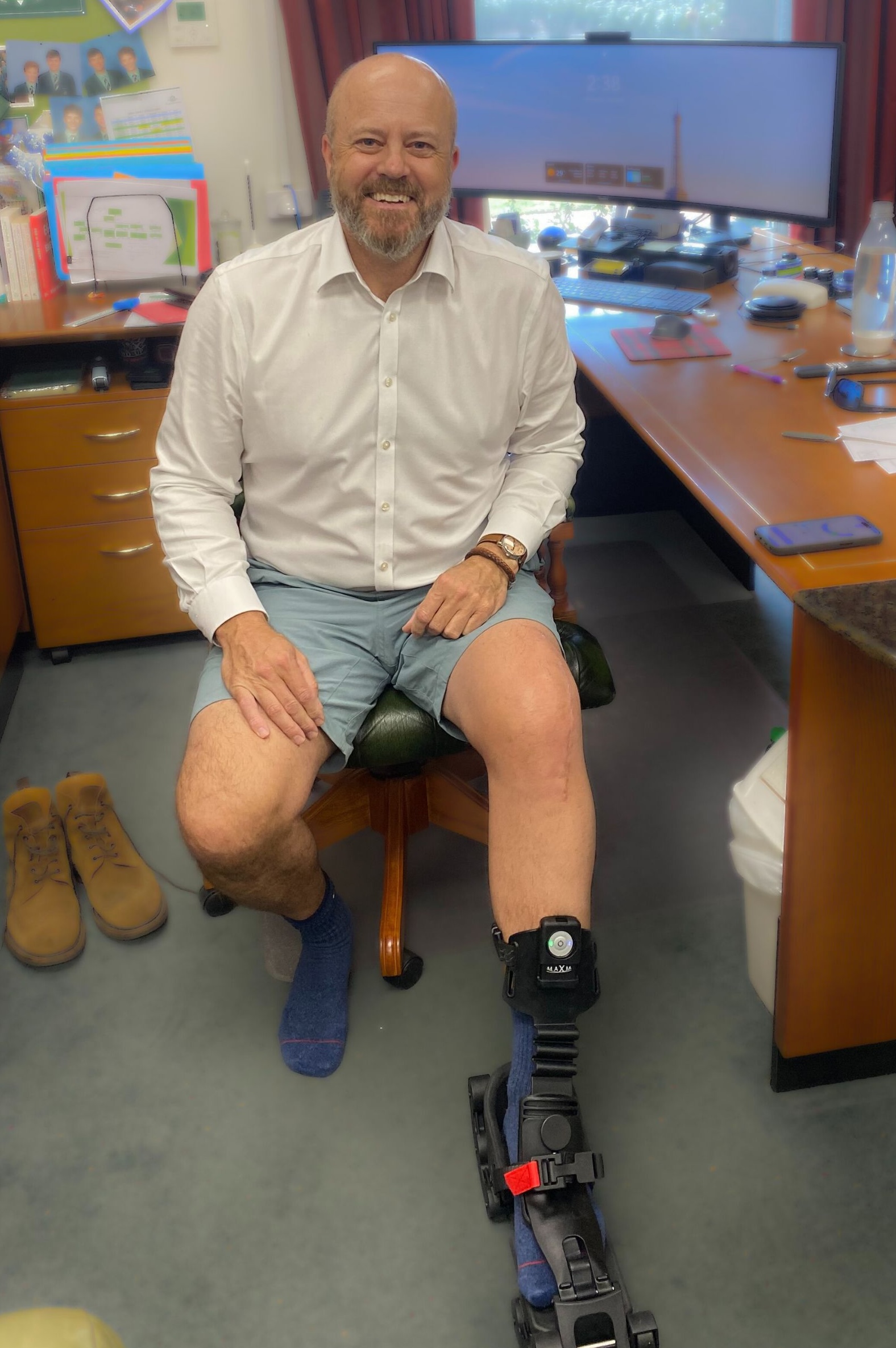 Simon zâmbind la birou cu MAXM Skate