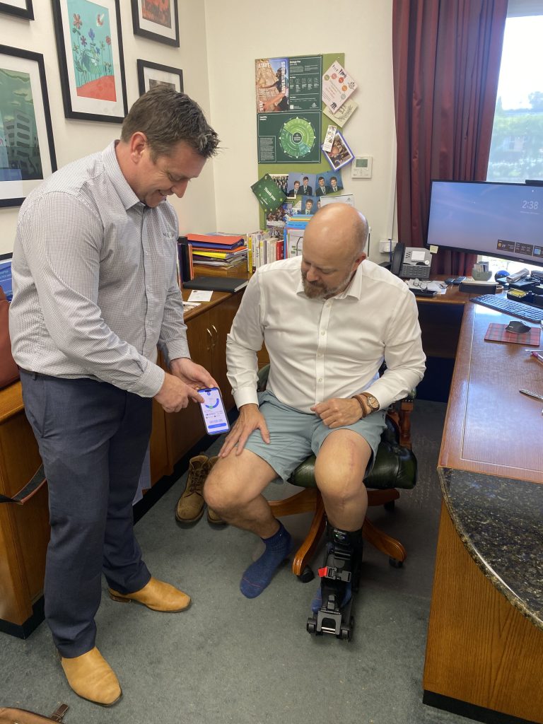 Simon folosind MAXM Skate la birou